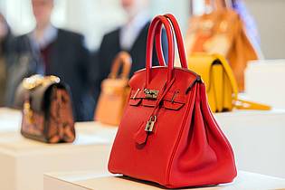 Rolf Vennenbernd/dpa | Die erste Original Handtasche Birkin-Box ist schwarz und etwas angenutzt. Heute gehört das Modell zu den berühmtesten Luxustaschen.
