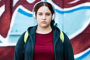 -/Hellinger/Doll Filmproduktion GmbH/Warner Bros. Entertainment GmbH/ARD Degeto/dpa | Unerreichbare Schönheitsideale auf Social Media verunsichern die zurückhaltende Schülerin Leyla.