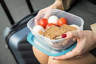 Christin Klose/dpa-tmn | Vollkornbrot statt schneller Snack vom Bahnhof: Wer seiner Gesundheit etwas Gutes tun will, sorgt bei Dienstreisen vor.