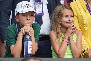 Kin Cheung/AP/dpa | Stefan und Tara unterstützen ihren Vater Novak Djokovic von der Tribüne.