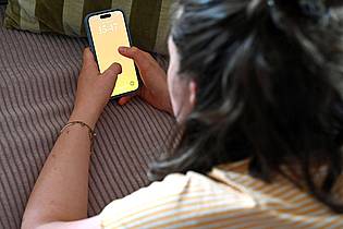 Elisa Schu/dpa/dpa-tmn | Zum Schutz vor Stalkerware sollte das Smartphone immer - auch daheim - mit einer starken Bildschirmsperre gesichert werden.