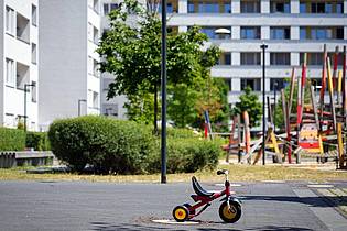 Soeren Stache/dpa | Kinder sollte man bei Hitze möglichst nicht draußen spielen lassen und die Aktivitäten lieber in die Morgenstunden legen.