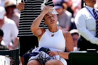 Mike Egerton/PA Wire/dpa | Aryna Sabalenka sucht Kühlung auf dem Centre Court.