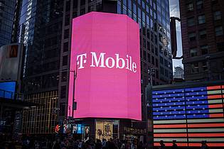 Michael Kappeler/dpa | Die Telekom-Tochter wartet auf die Freigabe von zwei wichtigen Deals durch die Aufsichtsbehörde FCC. (Archivbild)