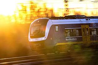 Sina Schuldt/dpa | Einige Fahrgäste wählten laut der Bundespolizei den Notruf, nachdem der Zug infolge eines Defekts auf freier Strecke stoppen musste. (Symbolbild)