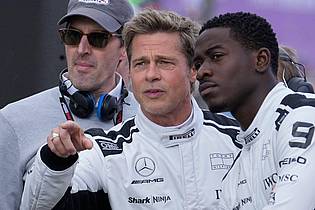 Luca Bruno/AP/dpa | Brad Pitt (M) spielt in «F1» den Mentor von Damson Idris. 