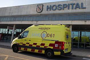 Clara Margais/dpa | Ein junger Deutscher wurde nach einem Sturz vom Balkon im dritten Stock in kritischem Zustand in ein Krankenhaus auf Mallorca gebracht.