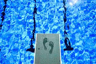 Julian Stratenschulte/dpa | Sicherheit im Freibad für alle - das ist das Ziel.