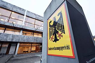 Uli Deck/dpa | Das höchste deutsche Gericht beschäftigt sich mit einer Verfassungsbeschwerde von zwei jemenitischen Männern, deren Verwandte 2012 bei einem US-Drohnenangriff in ihrem Heimatort getötet worden waren. (Archivbild)