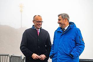Peter Kneffel/dpa | In den Wolken: Merz und Söder auf der Zugspitze.