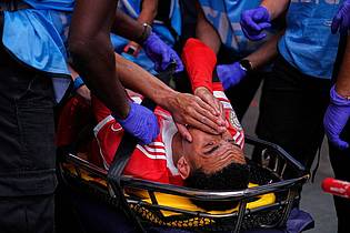 Brynn Anderson/AP/dpa | Jamal Musiala muss mit einer Trage abtransportiert werden.
