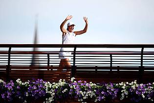 Ben Whitley/PA Wire/dpa | Iga Swiatek lässt sich von den Fans auf einer Brücke vom Centre Court in Wimbledon feiern.