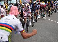 Thibault Camus/AP/dpa | Am französischen Nationalfeiertag war die Tour de France im Zentralmassiv unterwegs.