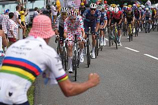 Thibault Camus/AP/dpa | Am französischen Nationalfeiertag war die Tour de France im Zentralmassiv unterwegs.
