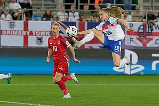 Martin Meissner/AP/dpa | England und Jess Park (r.) gegen Wales obenauf. 