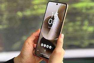 Christoph Dernbach/dpa-tmn | Das aufgeklappte Razr 60 Ultra ist lang, schlank und liegt gut in der Hand.
