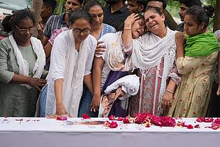 Ajit Solanki/AP/dpa | Familienmitglieder eines Opfers des Air-India-Flugzeugabsturzes vom 12. Juni trauern während der Beisetzung. (Archivbild)