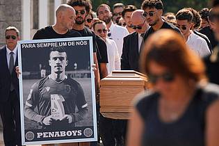 Manu Fernandez/AP/dpa | Der Sarg von André Silva wird in die Kirche von Gondomar getragen.