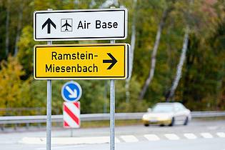 Uwe Anspach/dpa | 2010 informierten die amerikanischen Streitkräfte, dass auf dem Gelände der Air Base Ramstein eine Satelliten-Relais-Station zur Steuerung auch waffenfähiger Drohnen im Ausland gebaut werde. (Archivbild)