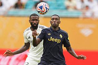 Rebecca Blackwell/AP/dpa | Immer eng am Mann: Antonio Rüdiger (l) im Zweikampf mit dem Ex-Frankfurter Randal Kolo Muani im Spiel gegen Juventus Turin. 