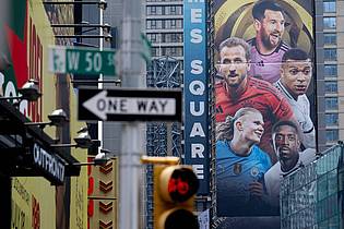 Sven Hoppe/dpa | Werbung für die Club-WM mit Fußballstars wie Lionel Messi, Harry Kane oder Erling Haaland am Times Square in Manhattan.