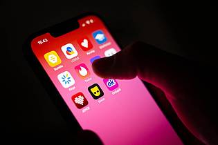 Sina Schuldt/dpa | Dating-Apps gibt es viele - doch ob sie auch wirklich ihren Zweck erfüllen, wird oft angezweifelt. (Archivbild)