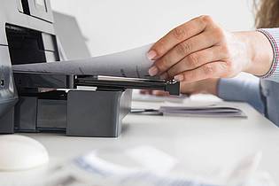 Christin Klose/dpa-tmn | Auf Grund von Sicherheitslücken benötigen zahlreiche Drucker aktuell ein Firmware-Update.