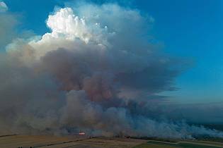 Daniel Wagner/dpa | Ein Wohnheim in der Nähe ist bedroht und wird evakuiert.