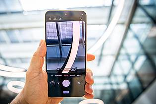 Zacharie Scheurer/dpa-tmn | Nah ran und dann noch ein wenig näher: Mit der optischen 3x-Telekamera ist auch ein nahezu verlustfreier 6x-Zoom möglich.