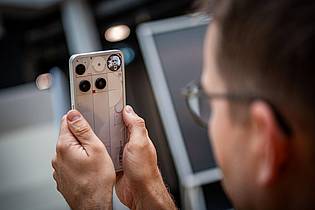 Zacharie Scheurer/dpa-tmn | Passt das Selfie? Mit der Glyph-Matrix kann man einen pixeligen Spiegel für das perfekte Selbstporträt nachbilden.