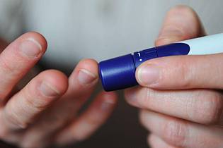 Jens Kalaene/dpa-Zentralbild/dpa-tmn | Wie steht es um den Blutzucker? Der Piks in den Fingern gehört für viele Diabetiker zum Alltag, um Entgleisungen rasch zu erkennen und Insulin richtig dosieren zu können. 