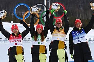 Katherine Sauerbrey, Katharina Hennig, Victoria Carl und Sofie Kreh (v.l.) freuen sich über den zweiten Platz. Foto: Angelika Warmuth/dpa