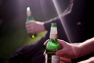 Finn Winkler/dpa | Alkoholabhängigkeit trifft nicht nur die Betroffenen: Auch Angehörige können unter den Folgen leiden.