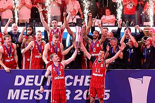 Matthias Stickel/dpa | Die Bayern-Basketballer jubeln über den Meistertitel.