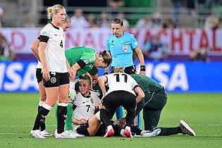 Sebastian Gollnow/dpa | Für Kapitänin Giulia Gwinn ging es nach einer Rettungsaktion nicht weiter