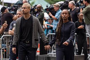 Yuki Iwamura/AP/dpa | Chance Combs (rechts) und Quincy Brown (links), Tochter und Sohn von Sean "Diddy" Combs, kommen in New York am Gericht an.
