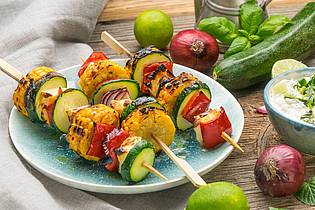 Ariane Bille/BVEO/dpa-tmn | Die gemüsigen Antipasti-Spieße mit Halloumi sind nicht nur farbenfroh, sondern schmecken auch. Alle Zutaten sollten eine ähnliche Garzeit haben. 