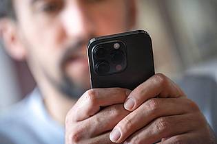 Sina Schuldt/dpa | Die App Nina schickt künftig auch Hinweise auf angedrohte Gewalttaten aufs Smartphone.
