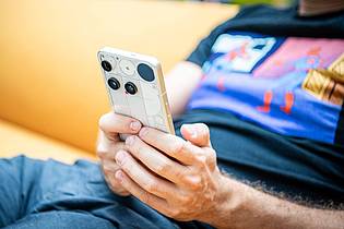 Zacharie Scheurer/dpa-tmn | Auf jeden Fall ein Hingucker: das Nothing Phone 3 mit seiner eigenwilligen Rückseite.