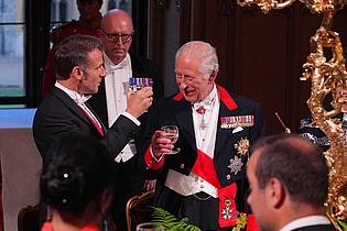 Yui Mok/PA Wire/dpa | Emmanuel Macron (l) und König Charles III. stießen auf die britisch-französische Freundschaft an.