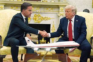 Evan Vucci/AP/dpa | USA und Nato sprechen über Waffendeal.