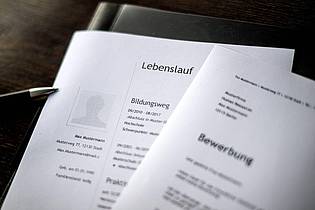 Sina Schuldt/dpa/dpa-tmn | Keine Reaktion nach der Bewerbung? Wer keine Rückmeldung bekommt, darf - und sollte - nachhaken.