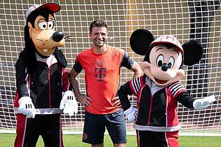 Sven Hoppe/dpa | Thomas Müller in Orlando mit Goofy und Micky Maus. 