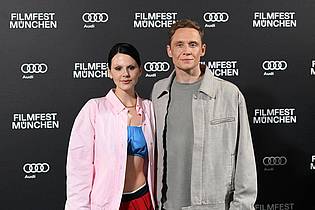 Felix Hörhager/dpa | Matthias Schweighöfer und Ruby O. Fee im Kampf gegen eine mysteriöse Mauer