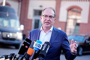 Kay Nietfeld/dpa | Bundesinnenminister Alexander Dobrindt (CSU) hat gemeinsame Grenzkontrollen auf der deutschen Seite der deutsch-polnischen Grenze angeboten. (Archivbild)