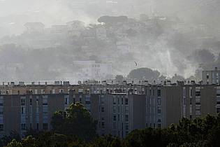 Lewis Joly/AP/dpa | Der riesige Brand bei Marseille versetzte die Einwohner in Schrecken.