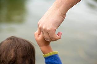 Fernando Gutierrez-Juarez/dpa | In lesbischen Beziehungen muss die Partnerin der Frau, die das Kind zur Welt bringt, ein Adoptionsverfahren betreiben, um rechtlicher Elternteil zu werden. (Symbolbild)