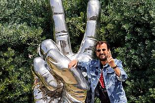 Chris Pizzello/Invision via AP/dpa | Seinen Geburtstag feiert Ringo Starr jedes Jahr mit einem Fantreffen an der «Peace and Love»-Statue in Beverly Hills/Los Angeles. (Archivfoto) 