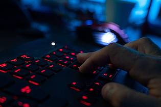Nicolas Armer/dpa | Cyberkriminelle agieren im Verborgenen - sie wollen Daten haben, um damit Geld zu machen oder anderen Schaden zuzufügen. (Symbolbild)
