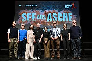 Uwe Anspach/dpa | Von links nach rechts: Eivin Nilsen Salthe (l-r), Hans-Werner Leupelt, Jasmin Tabatabai, Dramatiker und Autor Roland Schimmelpfennig, Regisseurin Mina Salehpour, sowie die Schauspieler Andreas Grötzinger, Lisa Natalie Arnold und Wolfram 
